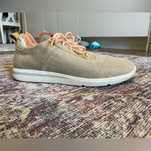 NWT Toms Cabrillo Sneaker